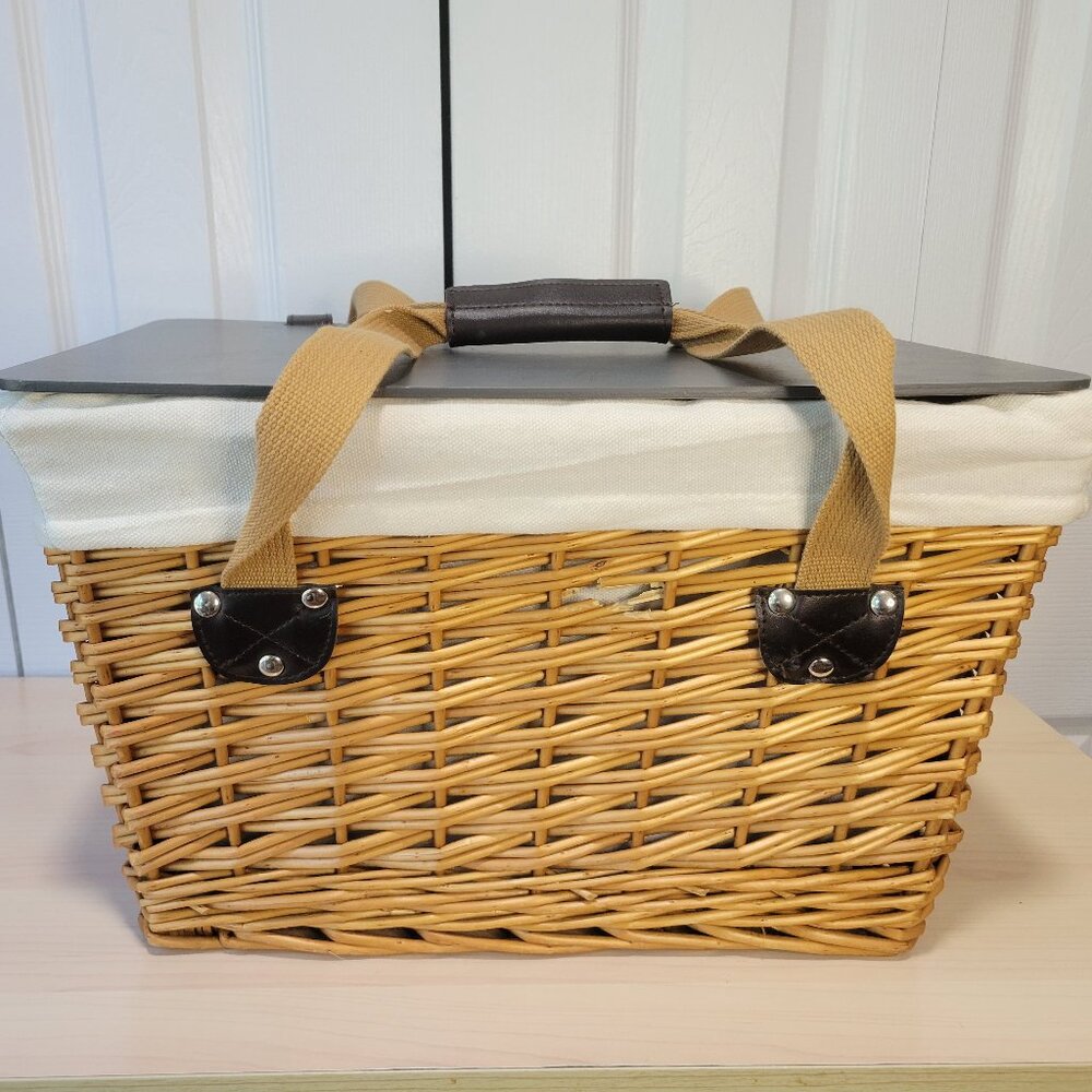 PICNIC TIME Canasta Wicker Picnic Basket w/ Lid & Removable Liner, Minor Damage